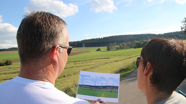 Die Visualisierungen des geplanten Windparks zwischen Waldhausen und Bräunlingen im Vergleich mit der Realität: Der neue Vertrag sieht ...