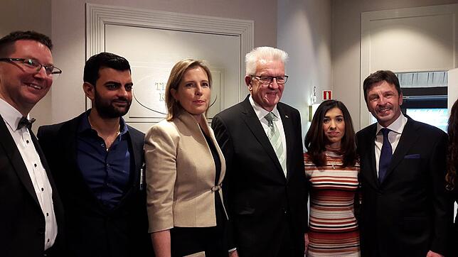 Treffen im Grand Hotel Oslo vor der Preisverleihung mit Ministerpräsident Kretschmann (Dritter von links) und Friedensnobelpreisträgerin ...