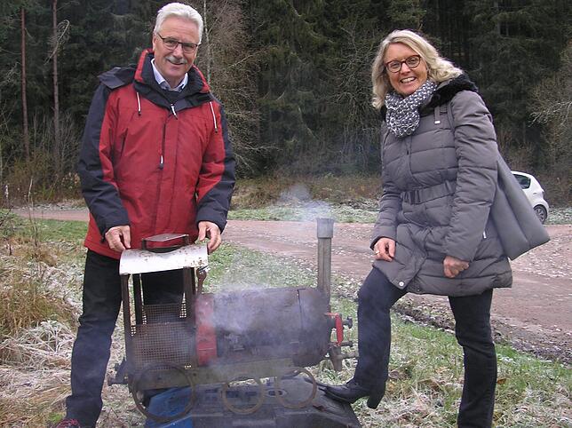 Wolterdingens Alt-Ortsvorsteher Reinhard Müller und die aktuelle Ortschefin Angela Giesein wärmen sich an der von Hubert Mauz gebastelte ...