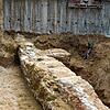 Unerwartet stießen die Bauarbeiter bei den Arbeiten am Schützenbühl im Erdreich auf eine mächtige Mauer, die bis zu 1,70 Meter breit ...