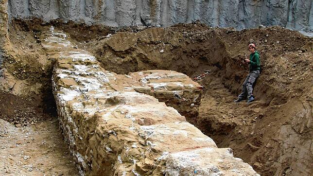 Unerwartet stießen die Bauarbeiter bei den Arbeiten am Schützenbühl im Erdreich auf eine mächtige Mauer, die bis zu 1,70 Meter breit ...