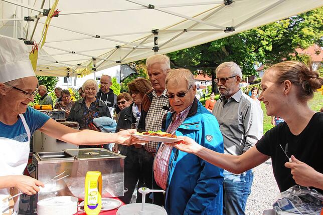 Kartoffelsalat, Schinken und Wienerle waren gefragt. Vor dem Stand wartete stets eine Menschenschlange. Links im Bild Angelika Graf.