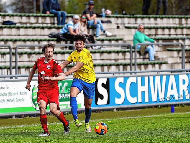 Bild 2: Die besten Bilder der Verbandsliga-Partie zwischen dem FC Singen und dem FV Lörrach-Brombach