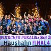 Konfettiregen in der Porsche Arena: Die Handballerinnen der Turn- und Sportvereinigung Metzingen feiern den Gewinn des DHB-Pokals, es ...