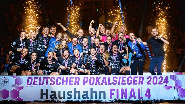 Konfettiregen in der Porsche Arena: Die Handballerinnen der Turn- und Sportvereinigung Metzingen feiern den Gewinn des DHB-Pokals, es ...