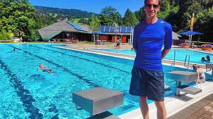 Bademeister Oliver Theinert arbeitet gern im Todtmooser Freibad, einem der schönsten der Region, wie er sagt. Bild: Andreas Böhm
