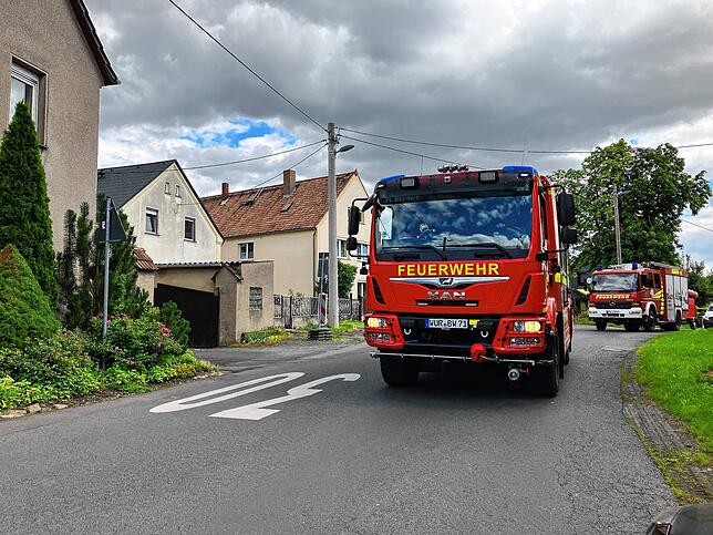 Einsatzfahrzeuge der Feuerwehr fahren durch Grimma.