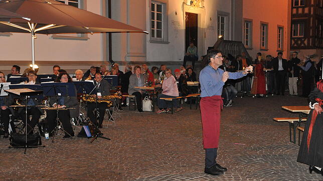 Weinverkostung und Sommerkonzert mit Rebmeister Herbert Gutemann und der Stadtkapelle Markdorf im Innenhof des Bischofsschlosses kamen ...