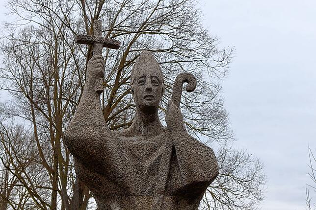 Wer über den Inseldamm kommt, begegnet Pirmin, oder vielmehr seiner Skulptur. Geschaffen wurde sie von Bildhauerin Gisela Bär.