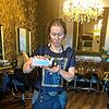 Jana Fuchs in ihrem Friseursalon: Händedesinfektion ist nun zu einem Teil ihrer Arbeitsroutine geworden, die Stühle werden außerdem nach ...