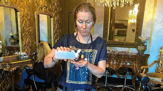 Jana Fuchs in ihrem Friseursalon: Händedesinfektion ist nun zu einem Teil ihrer Arbeitsroutine geworden, die Stühle werden außerdem nach ...
