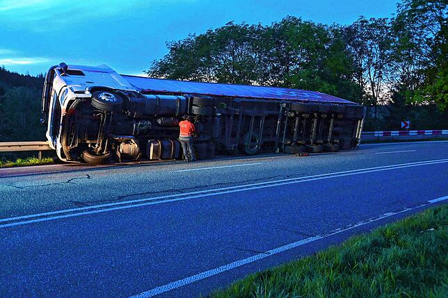 Der Lastwagen ist über die gesamte Länge zur Seite gekippt.