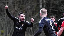 Jubel: Bujar Halili (links) und Benedikt Illmann freuten sich über den souveränen 4:0 Erfolg des SV 08 Laufenburg gegen den FSV RW ...