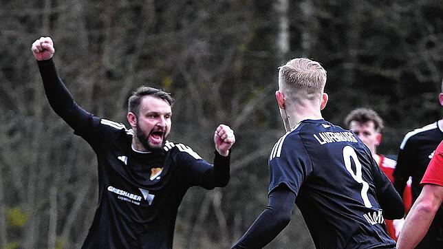 Jubel: Bujar Halili (links) und Benedikt Illmann freuten sich über den souveränen 4:0 Erfolg des SV 08 Laufenburg gegen den FSV RW ...