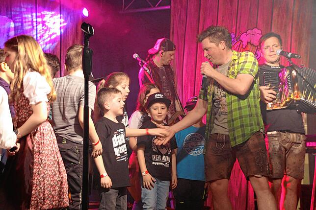 Bild 6: Ausgelassene Stimmung beim Dorfrocker-Konzert in Sauldorf