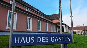 Das Haus des Gastes ist ein Sanierungsprojekt und soll zur Nutzung für die Stadtverwaltung als Rathaus-Außenstelle erworben und umgebaut ...