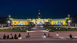 Besucher können bis Mitte September eindrucksvolle Lichtkunst auf dem Schloss in Karlsruhe bestaunen.