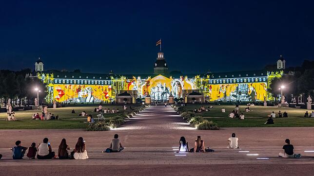 Besucher können bis Mitte September eindrucksvolle Lichtkunst auf dem Schloss in Karlsruhe bestaunen.