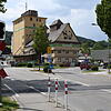 Die Ablachtalbahn im Stadtgebiet von Stockach auf einem Archivbild: Die Schienen kreuzen die Aachenstraße, im Hintergrund sind das ...
