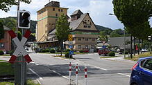 Die Ablachtalbahn im Stadtgebiet von Stockach auf einem Archivbild: Die Schienen kreuzen die Aachenstraße, im Hintergrund sind das ...