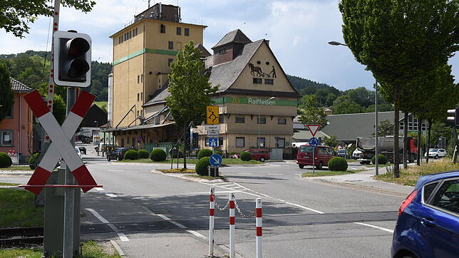 Die Ablachtalbahn im Stadtgebiet von Stockach auf einem Archivbild: Die Schienen kreuzen die Aachenstraße, im Hintergrund sind das ...