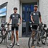 Zwischenstopp: die Spendenradler Felix Janson (li.) und Lukas Geil vor der SÜDKURIER-Geschäftsstelle in Radolfzell.