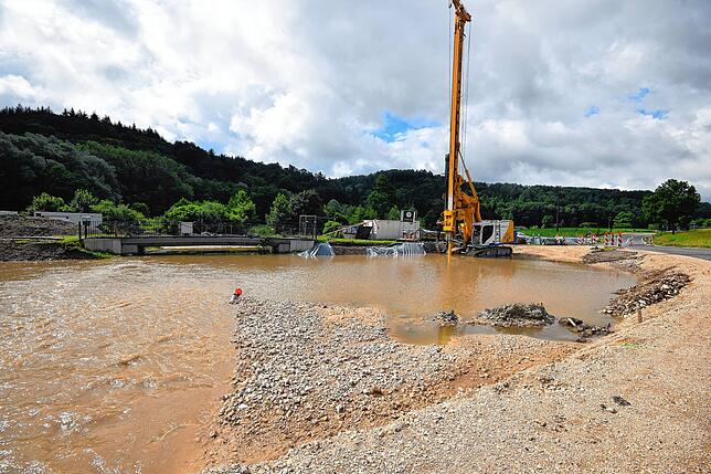 Bild 8: Land unter, Straße unter: Bilder von der überfluteten Brücken-Baustelle auf der L194 beim Freibad