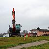 Ein Bagger ist am Schützenberg bereits im Einsatz. Dort sind jetzt die Erschließungsarbeiten für das letzte Stück des Baugebietes gestartet.