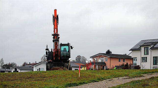 Ein Bagger ist am Schützenberg bereits im Einsatz. Dort sind jetzt die Erschließungsarbeiten für das letzte Stück des Baugebietes gestartet.