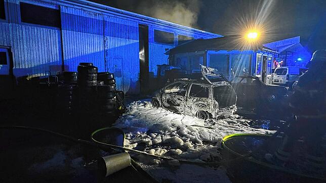 Zuletzt kam es in Singen immer wieder zu Feuerwehreinsätzen. So wie hier auf dem Bild: Ein Auto hatte am Dienstagabend in der ...
