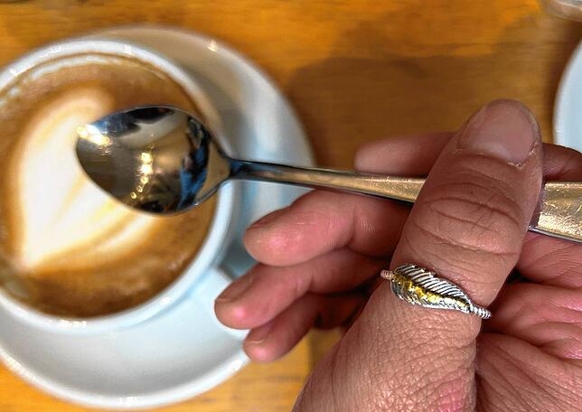 Aus einem Stückchen Gold aus Keno City hat sich Stephanie Kiewel diesen Ring anfertigen lassen.