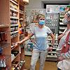 Ein- und verkaufen unter erschwerten Corona-Bedingungen &ndash; mit Abstand und Maske: Irene Butz (links) von &bdquo;Butz &ndash; Hobby ...