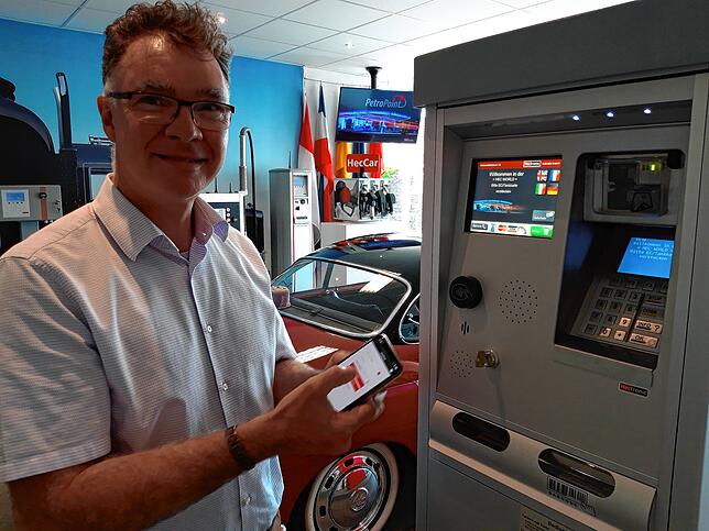 Hectronic-Chef Stefan Forster zeigt einen Handy-gesteuerten Park-Automaten.