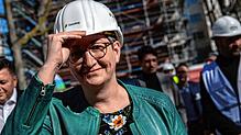 Bundesbauministerin Klara Geywitz (SPD) bei einem Baustellenrundgang: Geywitz will Familien den Erwerb von Wohneigentum erleichtern.