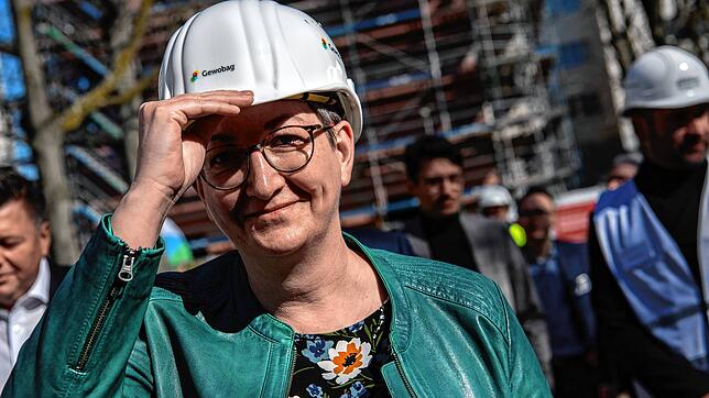 Bundesbauministerin Klara Geywitz (SPD) bei einem Baustellenrundgang: Geywitz will Familien den Erwerb von Wohneigentum erleichtern.