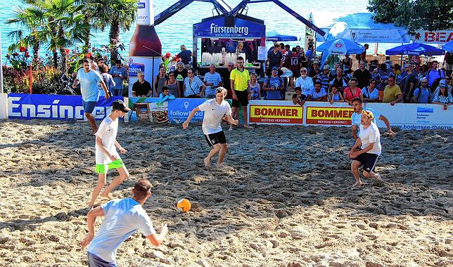 Während nebenan der Bodensee zur Abkühlung lockte, lieferten sich die Mannschaften auf dem Sand heiße Matches.