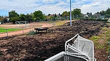 Glück im Unglück: Der Fußballplatz blieb vom Feuer verschont.