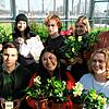 Stellvertretend für 1400 Schüler am Berufsschulzentrum Radolfzell laden (von links) Jonas Moor, Fabian Urban, Selma Softic, Christina ...