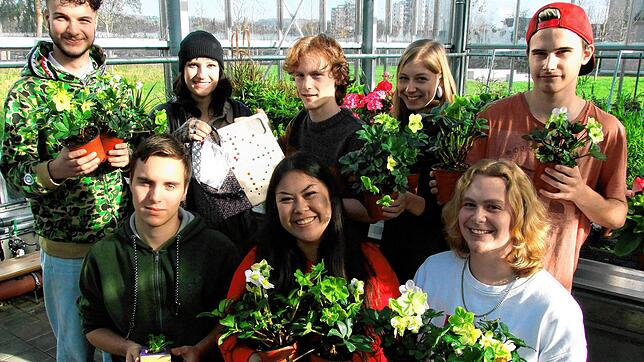 Stellvertretend für 1400 Schüler am Berufsschulzentrum Radolfzell laden (von links) Jonas Moor, Fabian Urban, Selma Softic, Christina ...