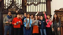 Juan Diabuno (links) und Nadine Behr (rechts) freuen sich mit Julian Waibel, Vanessa Schnell, Maximilian Matern, Anna Stepper, Clara ...
