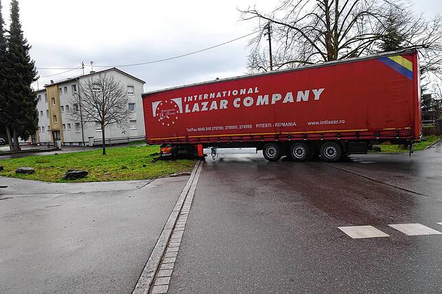 Auch von hinten betrachtet ist klar: Das Gefährt steckt fest.