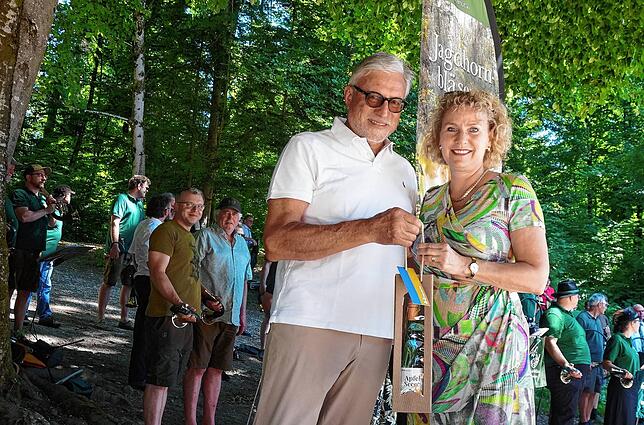 Die Erste Beigeordnete Petra Dorfmeister gratuliert im Namen der Stadt Kreisjägermeister Bernhard Kallup zum 60. Geburtstag der Jäger ...