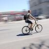 Ein Radfahrer auf dem Bahnhofplatz Konstanz.