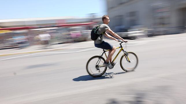 Ein Radfahrer auf dem Bahnhofplatz Konstanz.