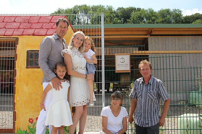 Familie Derk und Nina Ischen ermöglicht mit einer großzügigen Spende den Bau einer Naturbühne im Abenteuerland in Lauchringen. Ulla Hahn ...