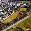Die Fläche neben dem Sportplatz ist der Ort, wo die Märkte Aldi und Rossmann geplant sind.