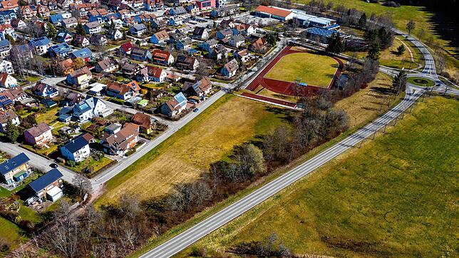 Die Fläche neben dem Sportplatz ist der Ort, wo die Märkte Aldi und Rossmann geplant sind.