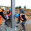 Beton wird in das Fundament gegossen. Andreas Schulz (von links), Jacek Kowalczyk, Danuzsz Sztyglic und Marek Gala bauen an der ...