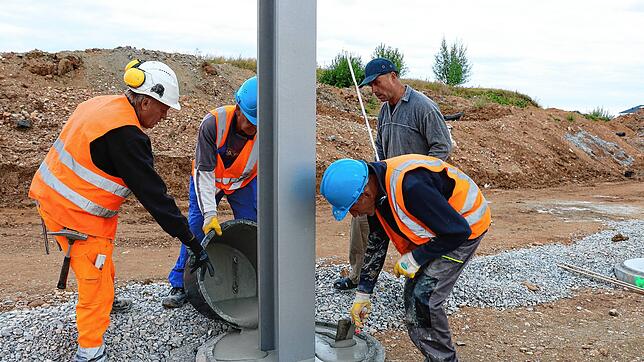Beton wird in das Fundament gegossen. Andreas Schulz (von links), Jacek Kowalczyk, Danuzsz Sztyglic und Marek Gala bauen an der ...