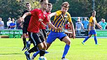 Der FC Singen 04 (rechts Niklas Vogt) und der FC Überlingen (links Tobias Schorpp) gehören in dieser Saison zu den Topfavoriten.